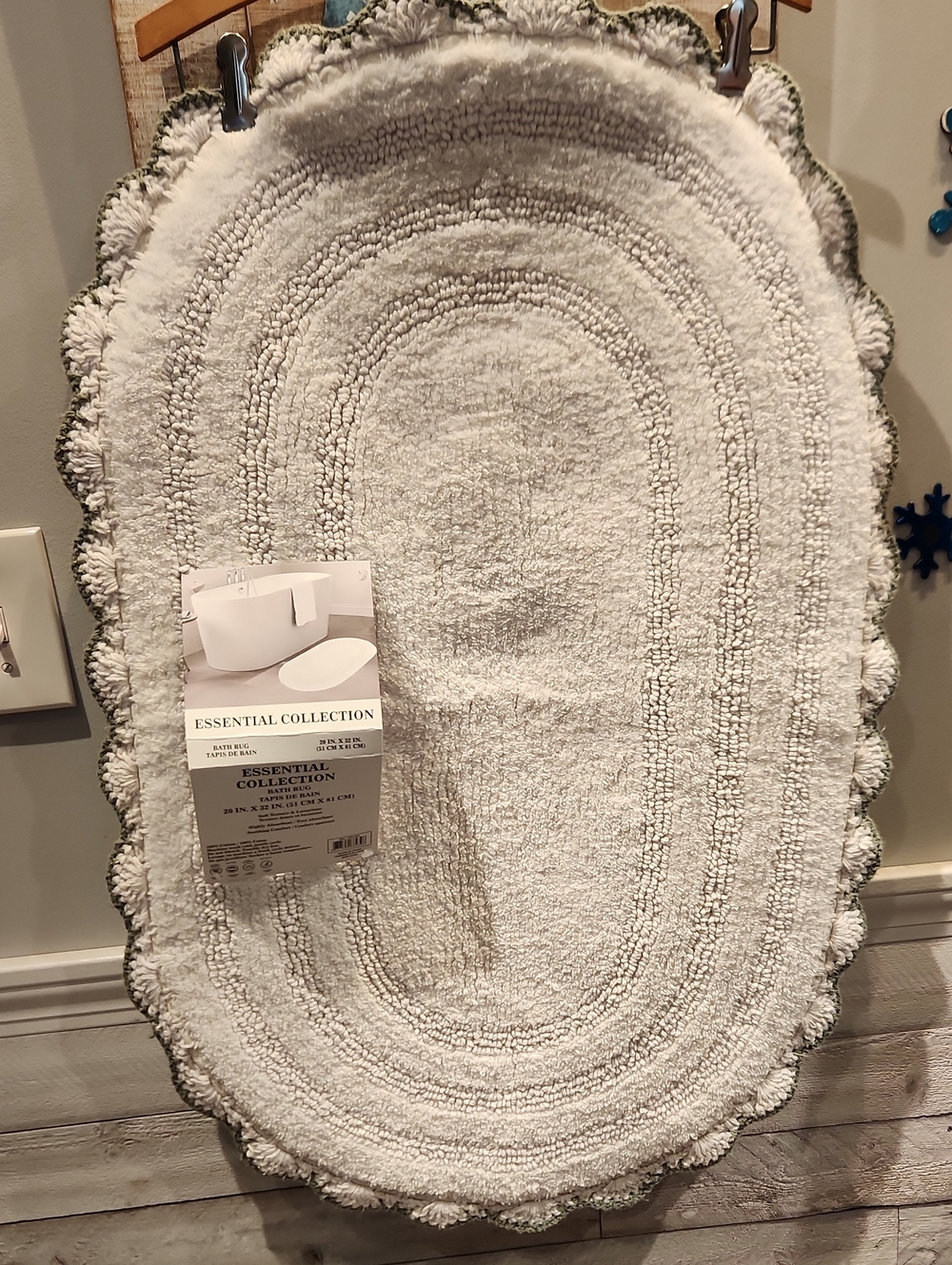 Oval Bath Mat in White with Green Trim